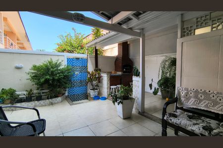 Casa de condomínio à venda com 98m², 3 quartos e 2 vagasQuintal