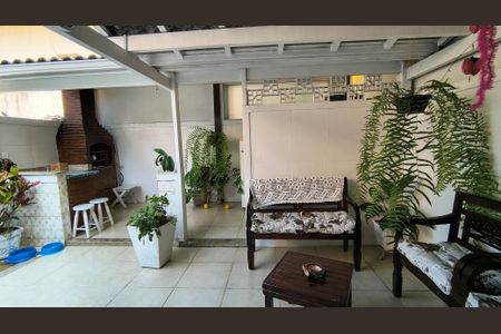 Casa de condomínio à venda com 98m², 3 quartos e 2 vagasQuintal