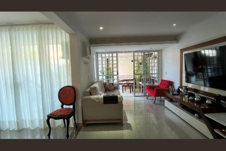 Casa de condomínio à venda com 98m², 3 quartos e 2 vagasSala