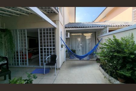 Casa de condomínio à venda com 98m², 3 quartos e 2 vagasQuintal 