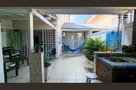 Casa de condomínio à venda com 98m², 3 quartos e 2 vagasQuintal