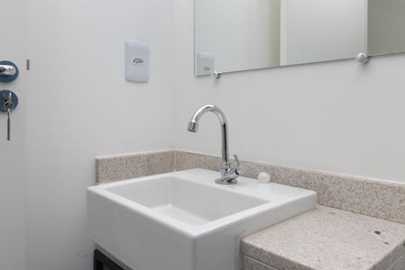 Banheiro de casa de condomínio para alugar com 1 quarto, 29m² em Glória, Porto Alegre