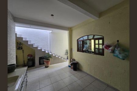 Casa à venda com 350m², 4 quartos e 2 vagasFundos 