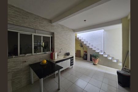 Casa à venda com 350m², 4 quartos e 2 vagasFundos 