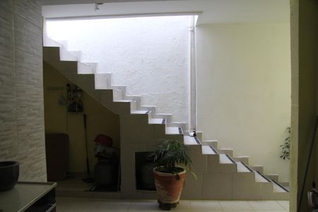 Casa à venda com 350m², 4 quartos e 2 vagasEscada acesso a Area de Serviço 