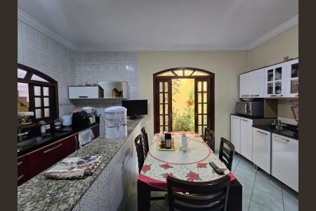 Casa à venda com 350m², 4 quartos e 2 vagasCozinha 