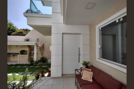 Casa à venda com 140m², 4 quartos e 4 vagas Casa à venda com 140m², 4 quartos e 4 vagasÁrea externa
