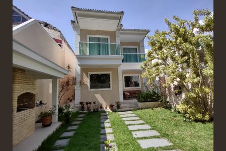Casa à venda com 140m², 4 quartos e 4 vagas Casa à venda com 140m², 4 quartos e 4 vagasÁrea externa