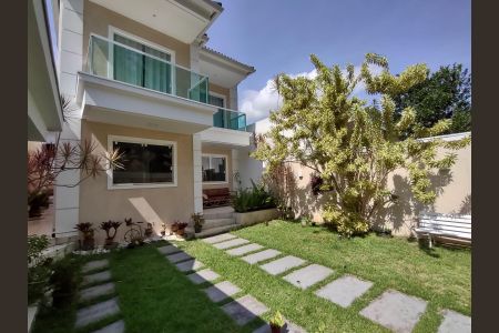 Casa à venda com 140m², 4 quartos e 4 vagas Casa à venda com 140m², 4 quartos e 4 vagasÁrea externa