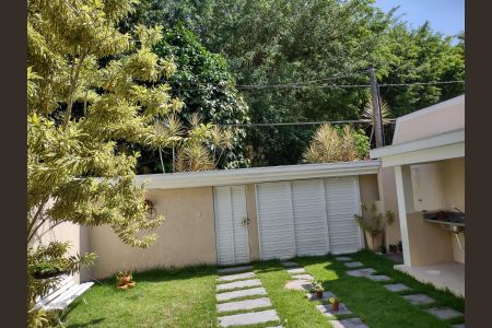 Casa à venda com 140m², 4 quartos e 4 vagas Casa à venda com 140m², 4 quartos e 4 vagasÁrea externa