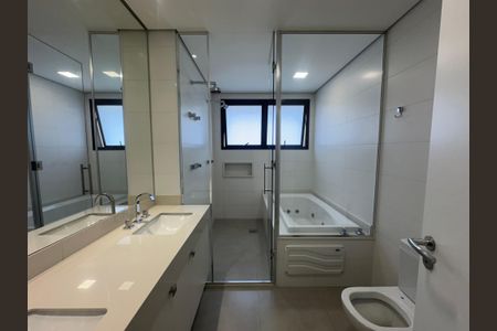 Apartamento para alugar com 228m², 3 quartos e 4 vagasBanheiro 2 da Suíte 3