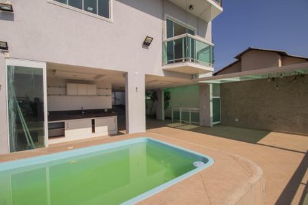 Casa de condomínio para alugar com 240m², 4 quartos e 4 vagasPiscina