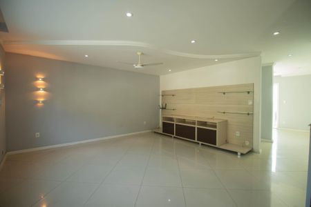 Sala de casa de condomínio para alugar com 4 quartos, 240m² em Rio do Ouro, São Gonçalo