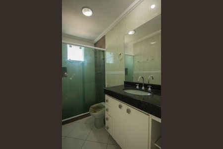 Casa de condomínio para alugar com 240m², 4 quartos e 4 vagasBanheiro