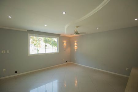 Casa de condomínio para alugar com 240m², 4 quartos e 4 vagasSala