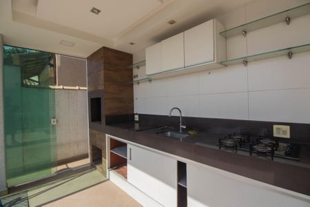 Casa de condomínio para alugar com 240m², 4 quartos e 4 vagasChurrasqueira