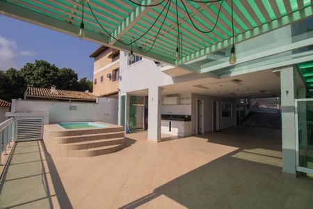Casa de condomínio para alugar com 240m², 4 quartos e 4 vagasPiscina
