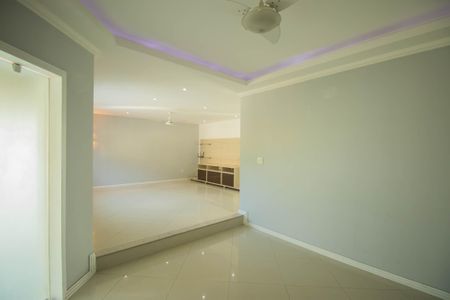 Casa de condomínio para alugar com 240m², 4 quartos e 4 vagasSala