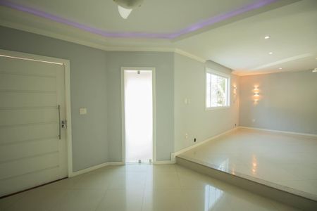 Casa de condomínio para alugar com 240m², 4 quartos e 4 vagasSala