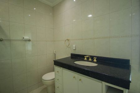 Casa de condomínio para alugar com 240m², 4 quartos e 4 vagasBanheiro da Suíte 1