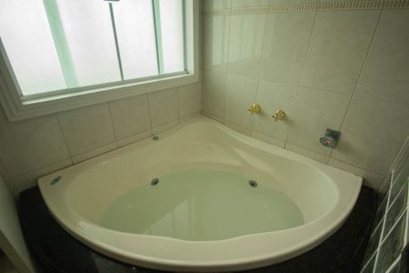 Casa de condomínio para alugar com 240m², 4 quartos e 4 vagasBanheiro da Suíte 1