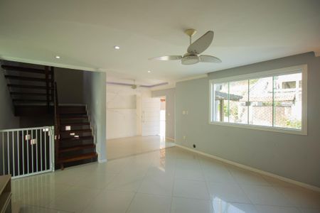 Casa de condomínio para alugar com 240m², 4 quartos e 4 vagasSala