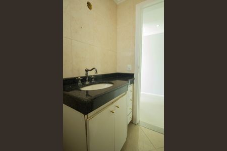 Casa de condomínio para alugar com 240m², 4 quartos e 4 vagasLavabo