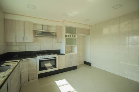 Casa de condomínio para alugar com 240m², 4 quartos e 4 vagasCozinha