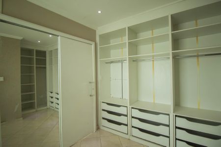 Casa de condomínio para alugar com 240m², 4 quartos e 4 vagasBanheiro da Suíte 1