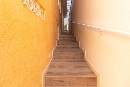 Casa para alugar com 120m², 3 quartos e 2 vagasCorredor externo e escadas