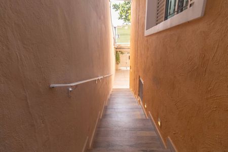 Casa para alugar com 120m², 3 quartos e 2 vagasCorredor externo e escadas