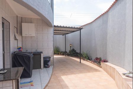 Casa à venda com 198m², 3 quartos e 4 vagasQuintal