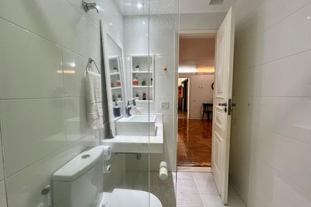 Apartamento à venda com 250m², 3 quartos e 2 vagas Apartamento à venda com 250m², 3 quartos e 2 vagasBanheiro social