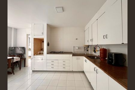 Apartamento à venda com 250m², 3 quartos e 2 vagas Apartamento à venda com 250m², 3 quartos e 2 vagasCozinha