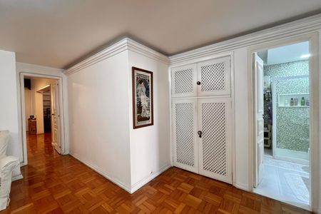 Apartamento à venda com 250m², 3 quartos e 2 vagas Apartamento à venda com 250m², 3 quartos e 2 vagasCorredor