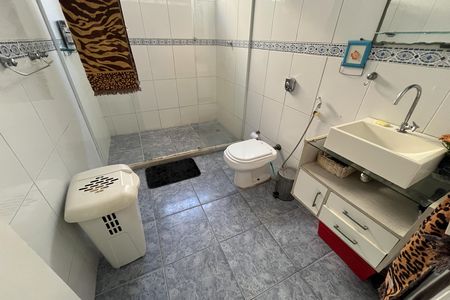 Casa à venda com 610m², 5 quartos e 7 vagasBanheiro quarto 3
