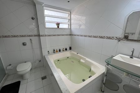 Casa à venda com 610m², 5 quartos e 7 vagasBanheiro quarto 2