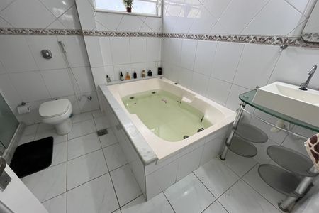Casa à venda com 610m², 5 quartos e 7 vagasBanheiro quarto 2