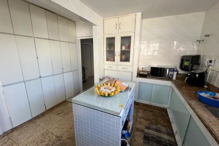 Casa à venda com 610m², 5 quartos e 7 vagasCozinha