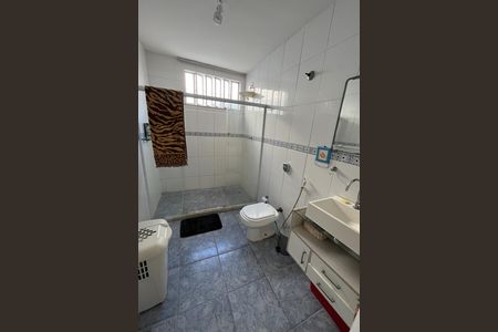 Casa à venda com 610m², 5 quartos e 7 vagasBanheiro quarto 3