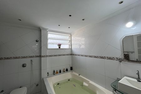 Casa à venda com 610m², 5 quartos e 7 vagasBanheiro quarto 2