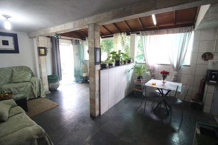 Sala de casa à venda com 2 quartos, 525m² em Glória, Belo Horizonte