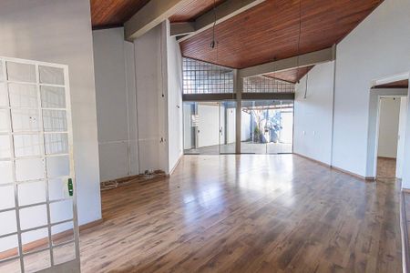 Casa para alugar com 212m², 4 quartos e 2 vagassala