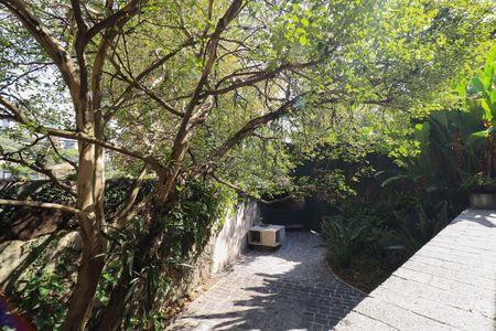 Quintal de casa à venda com 3 quartos, 235m² em Jardim das Bandeiras, São Paulo