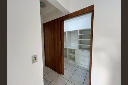 Porta Closet de apartamento para alugar com 2 quartos, 117m² em Chácara Agrindus, Taboão da Serra