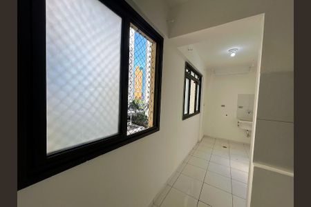 corredor area de serviço de apartamento para alugar com 3 quartos, 117m² em Chácara Agrindus, Taboão da Serra
