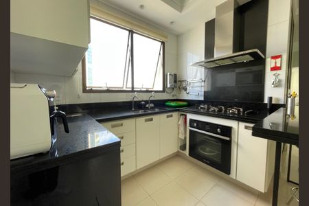 Apartamento à venda com 250m², 4 quartos e 4 vagasCozinha