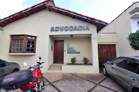 Casa para alugar com 131m², 3 quartos e 6 vagasFachada
