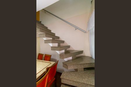 Casa à venda com 340m², 4 quartos e 6 vagasEscada