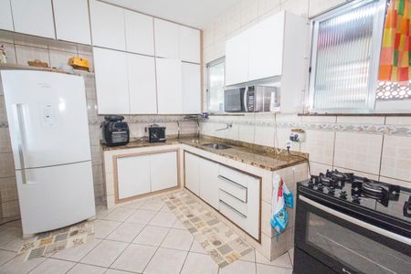 Casa à venda com 180m², 2 quartos e 4 vagasCozinha e Área de Serviço